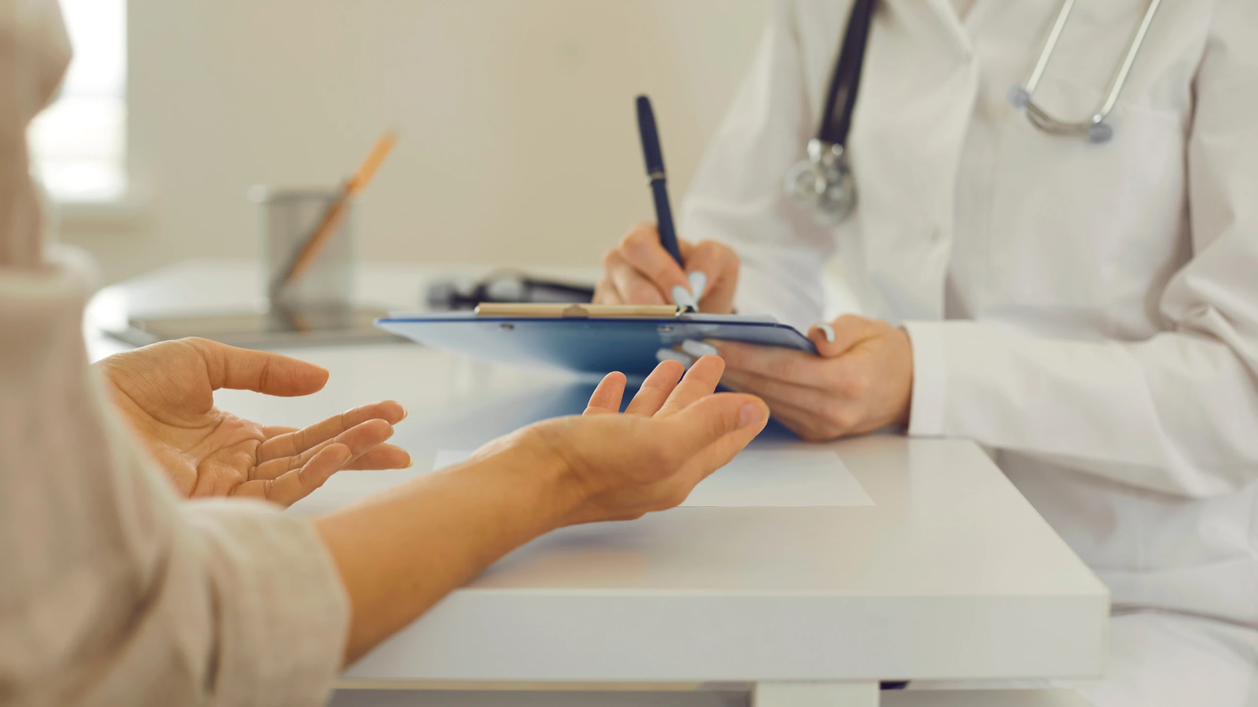 Chloe-Delhomme-Centre-Dermatologique-Esch-praticien-hospitalier